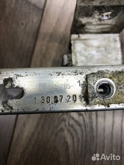 Кронштейн радиатора нижний левый Bmw 3 Series