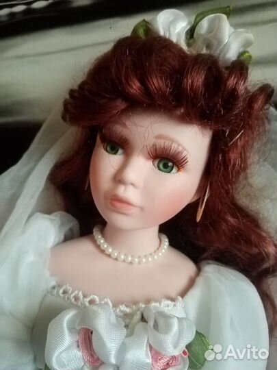 Кукла фарфоровая