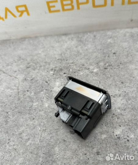 Кнопка открывания багажника передняя Mercedes-Benz