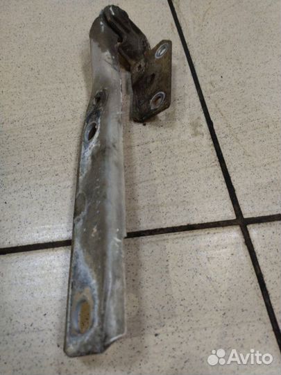 Петля капота передняя левая Audi 100 AAR 1994