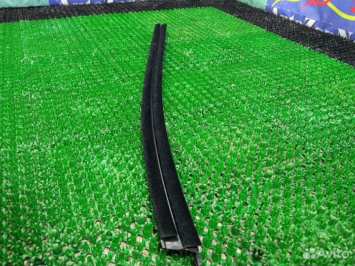 Молдинг стекла внутренний задний левый Mitsubishi