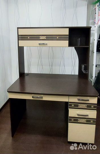 Компьютерный стол с надстройкой для школьника