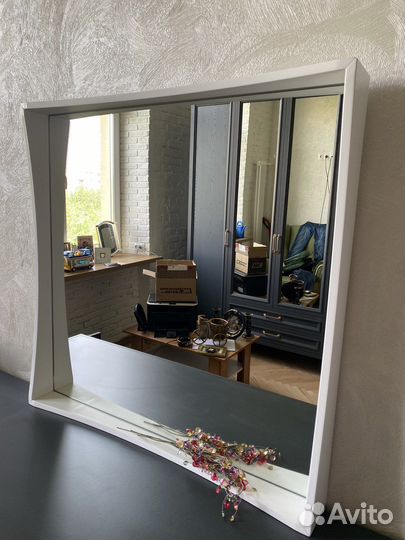 Зеркало для ванной с полкой