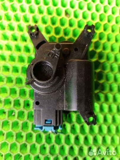 Моторчик заслонки отопителя Volkswagen Touareg