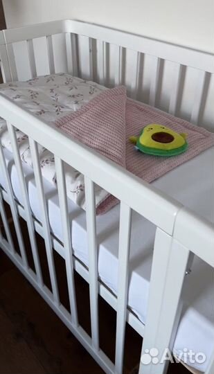 Детская кроватка с маятником