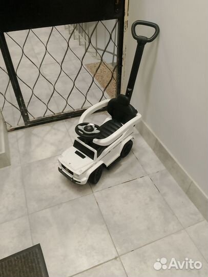 Детская машина каталка с ручкой