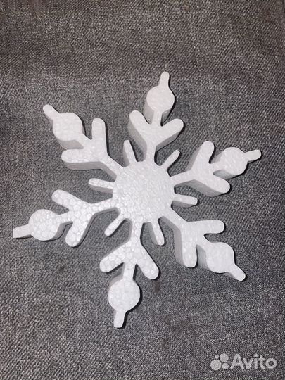 Снежинки из пенопласта