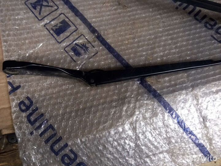 Опель Астра J- правый поводок дворника