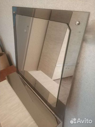 Зеркало в раме с полкой в ванную комнату