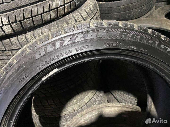 Bridgestone Blizzak Revo GZ 225/45 R19
