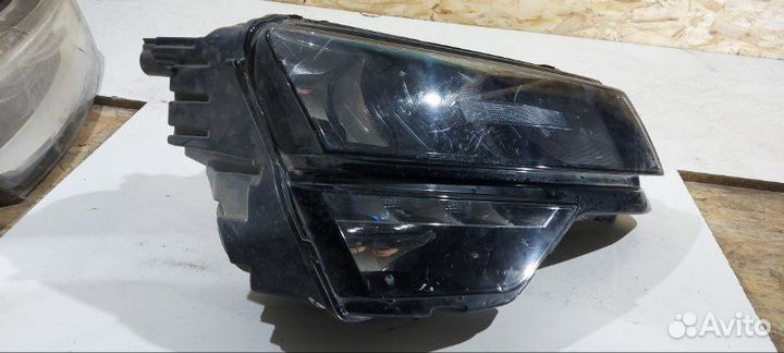 Фара галогеновая передняя правая Skoda Karoq