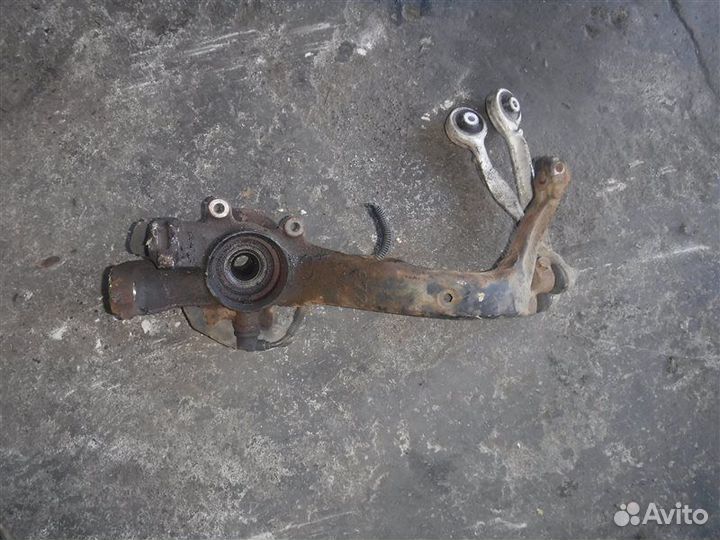 Кулак поворотный лев. перед. Volkswagen Passat