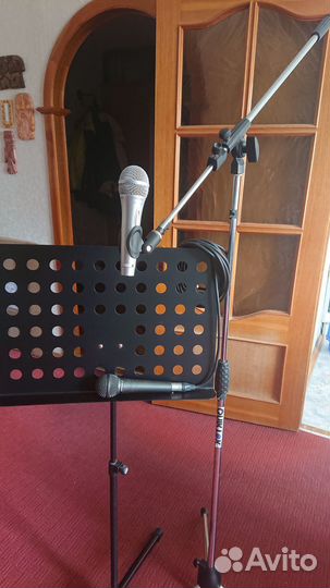 Нотная подставка и стойка с микрофонами