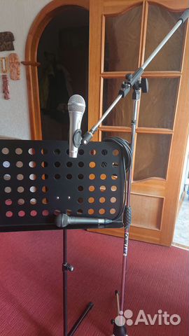 Нотная подставка и стойка с микрофонами