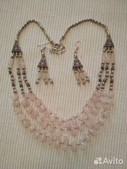 Колье из розового кварца