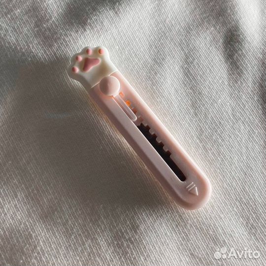 Канцелярский нож в виде кошачей лапки