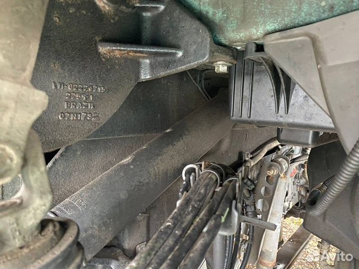 Цилиндр подъема кабины левый Renault T