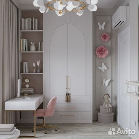 Рабочая зона со шкафом у окна