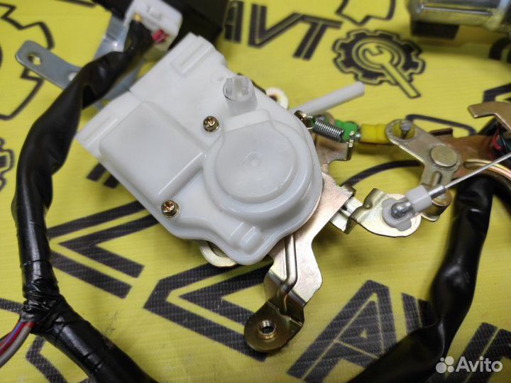 Доводчик двери багажника Subaru Legacy BPE EZ30D