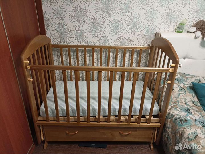 Детская кроватка с маятником и ящиком