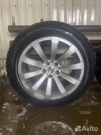 Momo North Pole W2 235/55 R18