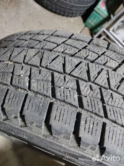 Bridgestone Blizzak DM-V1 215/70 R16
