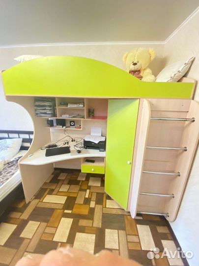 Детская кровать чердак со столом и шкафом