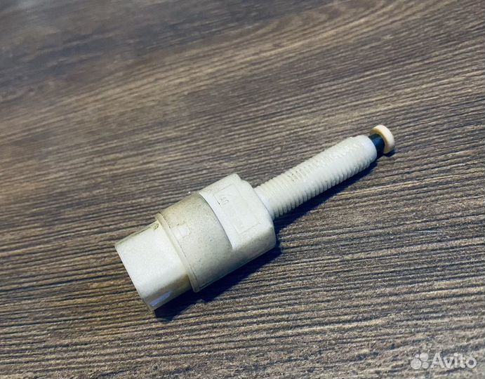 Датчик включения стопсигнала VAG 4a0945515a