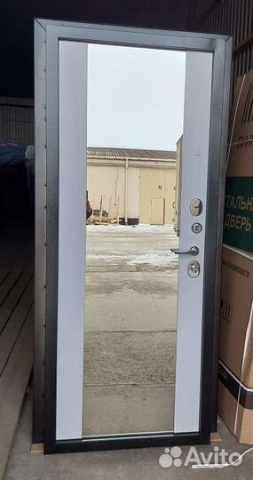 Дверь входная Фаворит зеркало