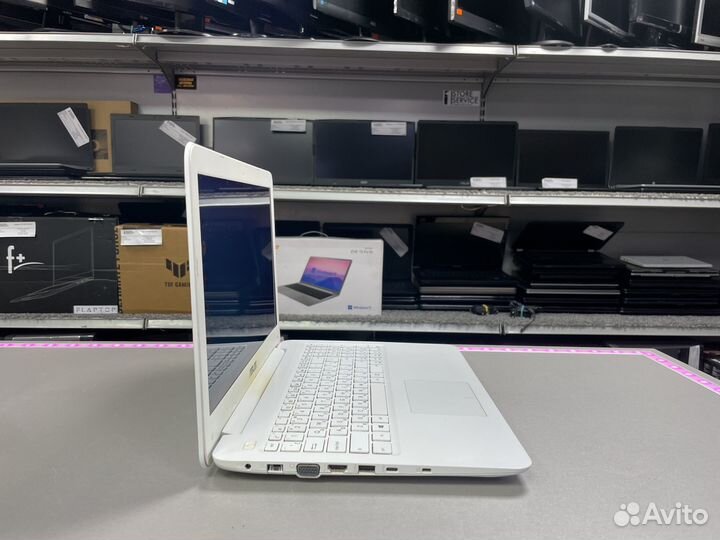 Ноутбук Asus X556U