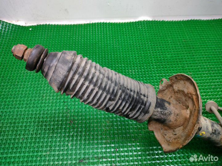 Кулак поворотный передний правый Volkswagen Passat