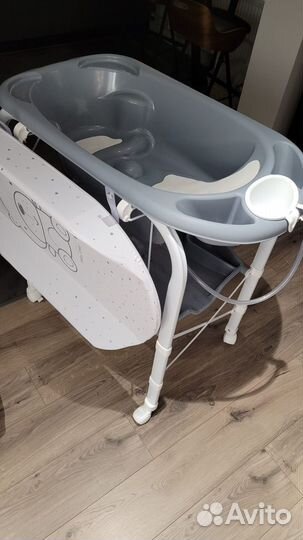 Ванночка с пеленальным столиком