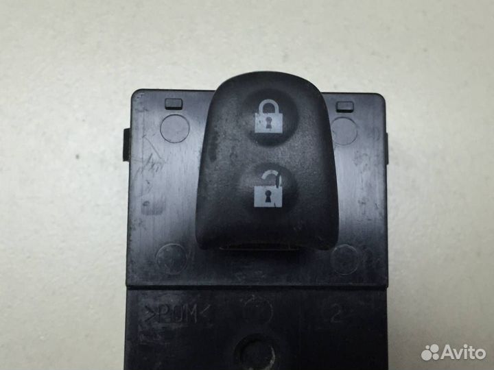 Кнопка стеклоподъемника Nissan Juke F15 2011