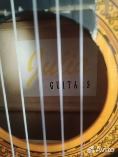 Классическая акустическая гитара