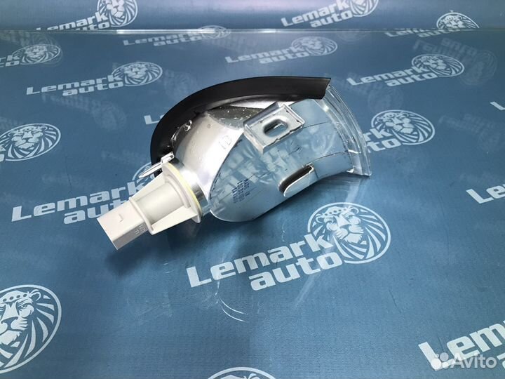 Указатель поворота левый Skoda Octavia A4