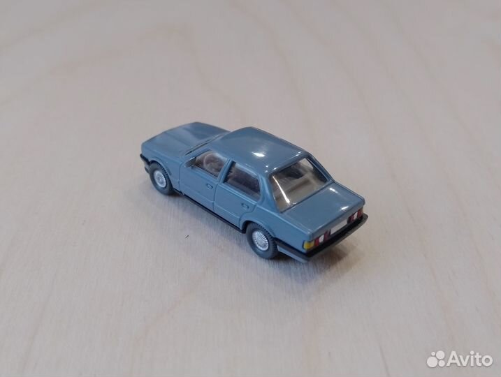 BMW 3er E30 (1982-1994) 320i, голубой