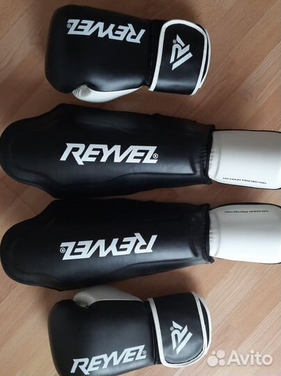 Боксерские перчатки и щитки