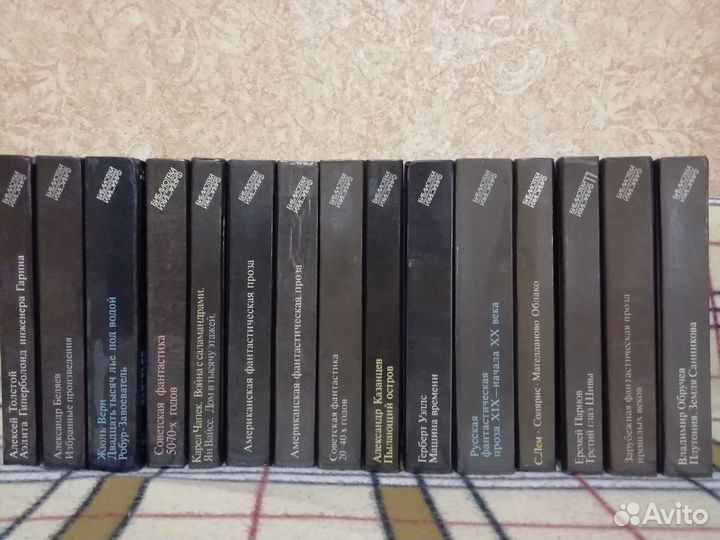 Книги разных жанров и сборники произведений