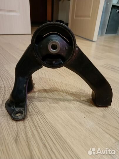 Подушка двигателя lancer 10