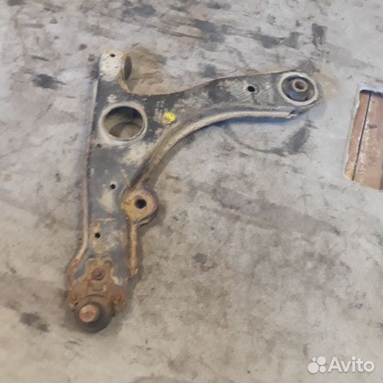 Рычаг передний подвески Фольксваген Пассат Б3