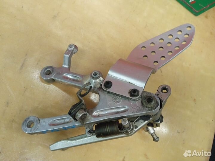 Yamaha R1 2002-2003. Кронштейн водительский правый