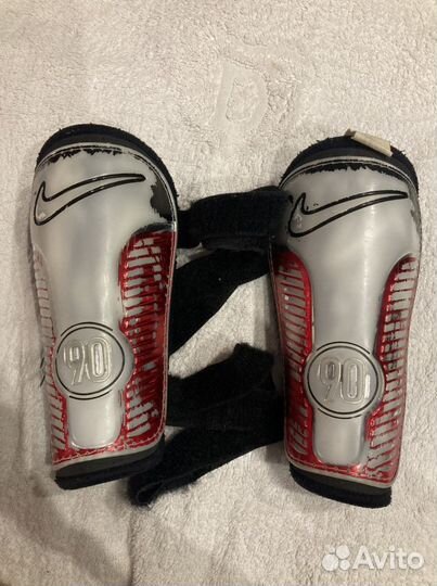 Винтажные футбольные щитки от Nike серия Total 90