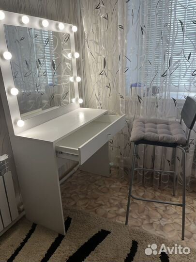 Продается туплетный столик