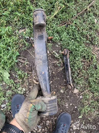 Рычаг правый Mitsubishi Carisma