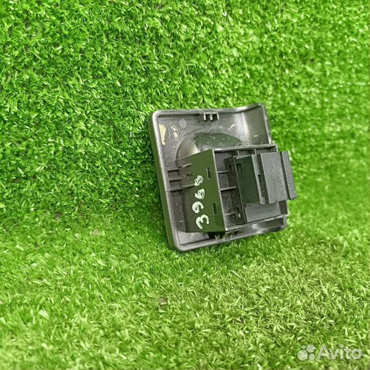 Кнопка стеклоподъемника двери задней правой Chery