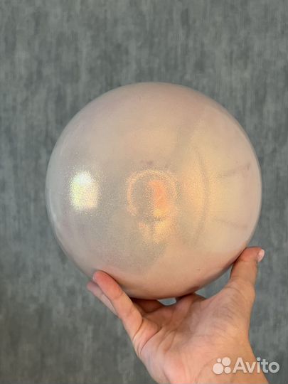 Гимнастический мяч и насос