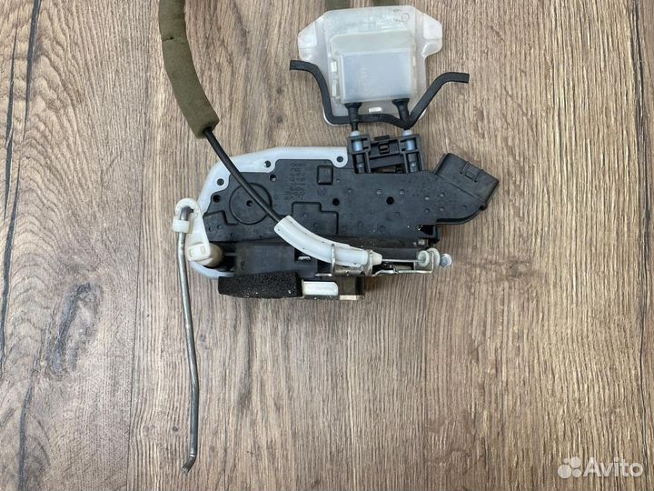 Замок двери передний правый Nissan Teana J32
