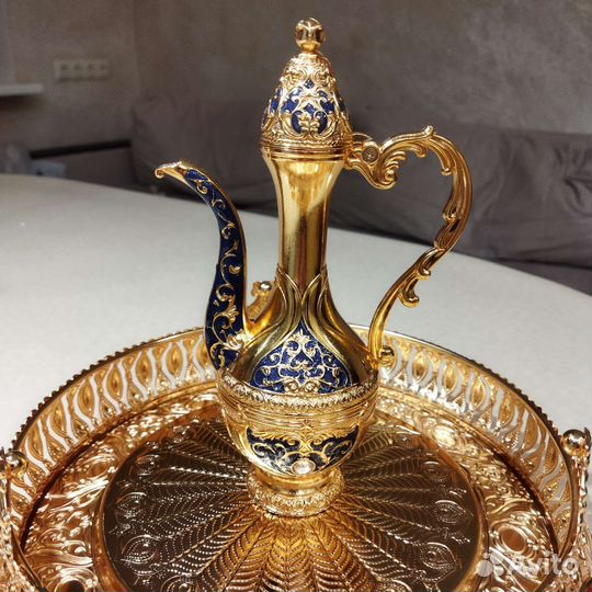 Красивый набор кофейника с кружками на подносе