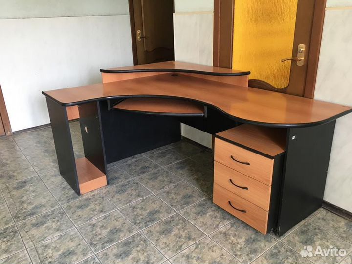 Офисный стол