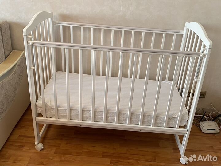 Кроватка детская с матрасом и наматрасником